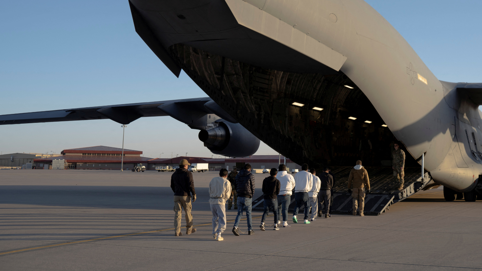 US offers $1,000 stipend to encourage migrants to self-deport