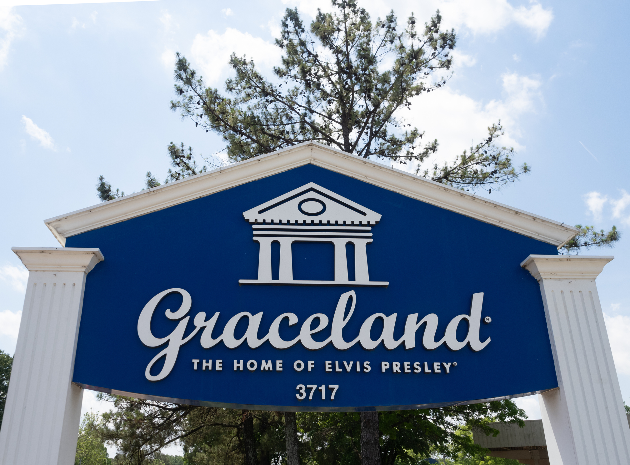 Elvis heir 'all shook up' over looming Graceland foreclosure